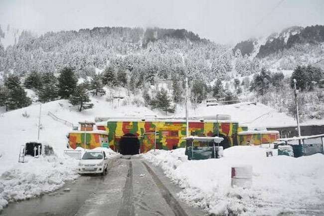 जवाहर सुरंग इलाके में हिमस्खलन, जम्मू-श्रीनगर राजमार्ग बंद