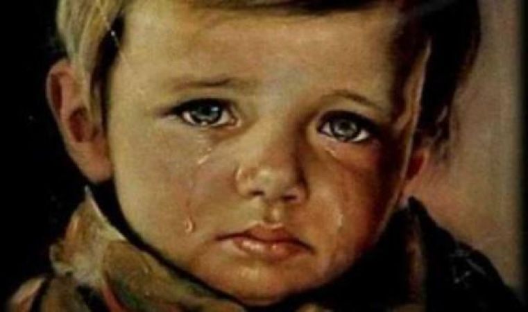 इस रोते हुए बच्चे की तस्वीर ने तबाह की हजारों लोगों की जिंदगी