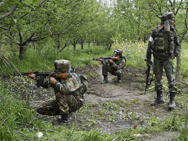 जम्मू-कश्मीरः सोपोर में आतंकियों से मुठभेड़ जारी, 2-3 आतंकियों के छिपे होने की सूचना