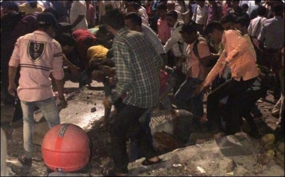 मुंबई में कसाब पुल गिरा, छह की मौत, 33 घायल