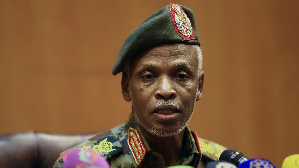 सूडान के नए सैन्य नेता ने देश की बागडोर संभालने के एक ही दिन पश्चात अपने पद से इस्तीफा दे दिया