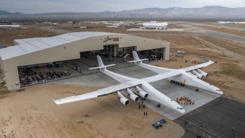 दुनिया के सबसे बड़े विमान ने कैलिफोर्निया में परीक्षण के लिए पहली बार भरी उड़ान