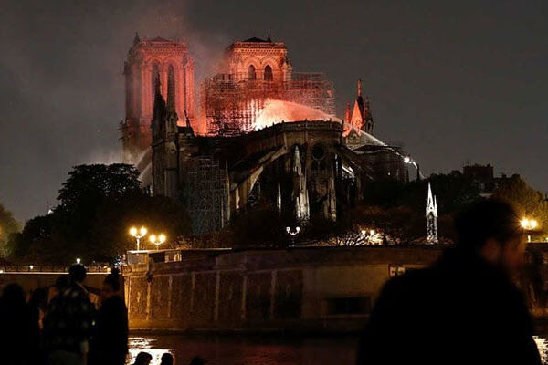 पेरिस के ऐतिहासिक गिरजाघर नोट्रे-डेम कैथेड्रल में लगी आग ,8 सदी पुराना चर्च, बनने में लगे 200 साल