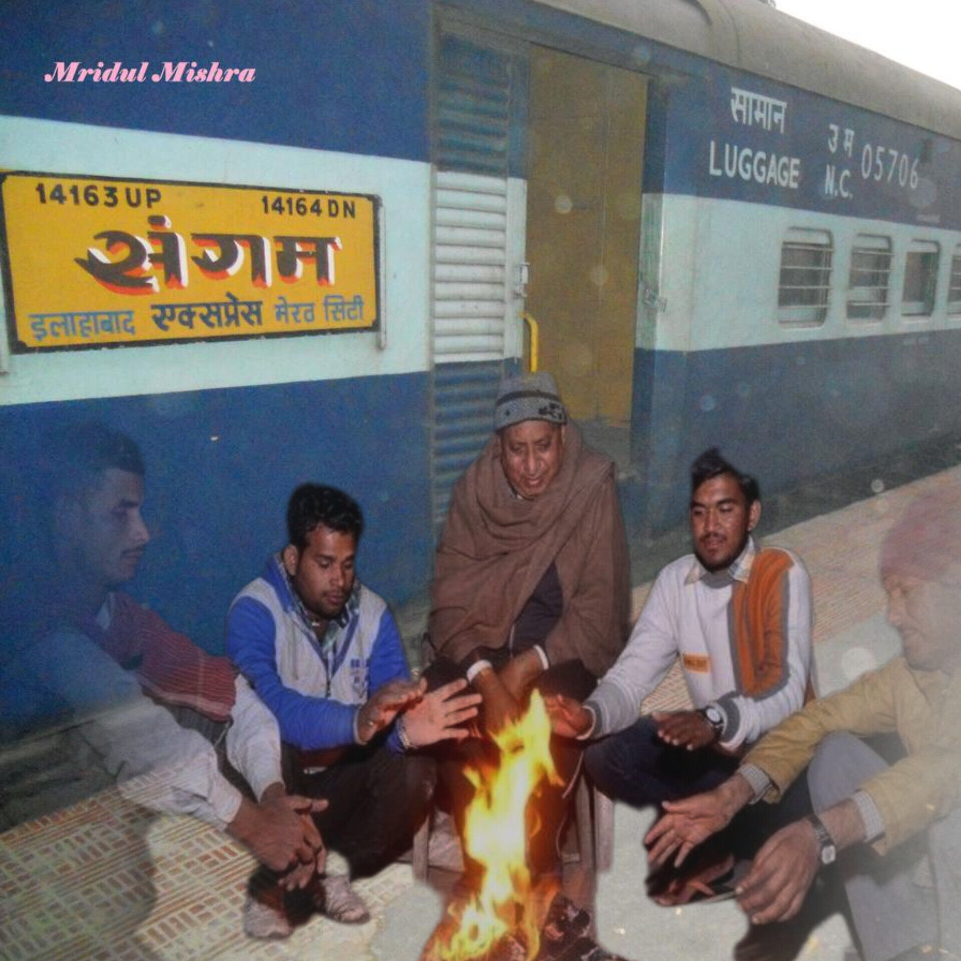 कानपुर में किसान नेताओं के एसी कोच में आग जलाने से हड़कंप