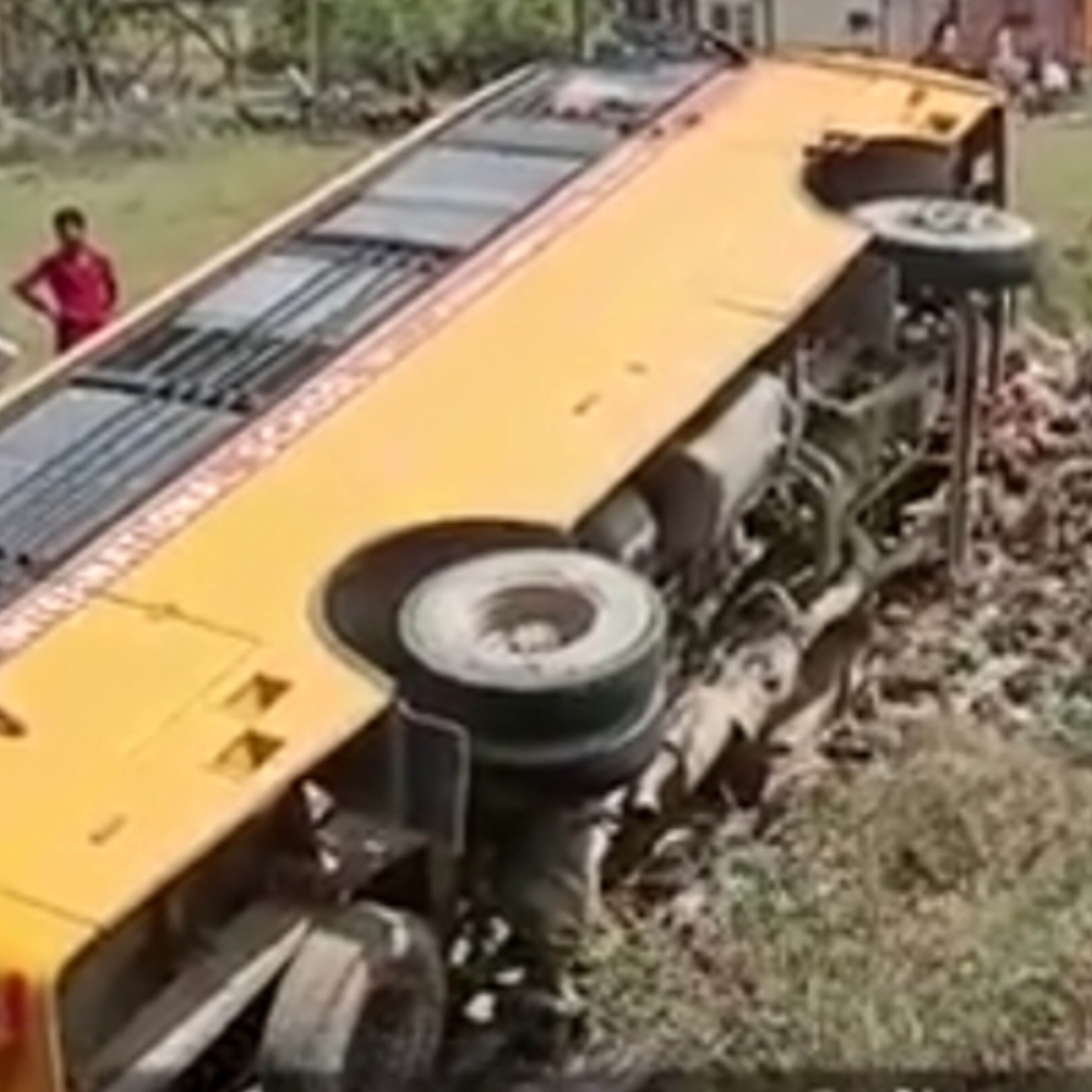 जौनपुर में स्कूली बच्चों से भरी बस पलटी, एक बच्चा और ड्राइवर घायल