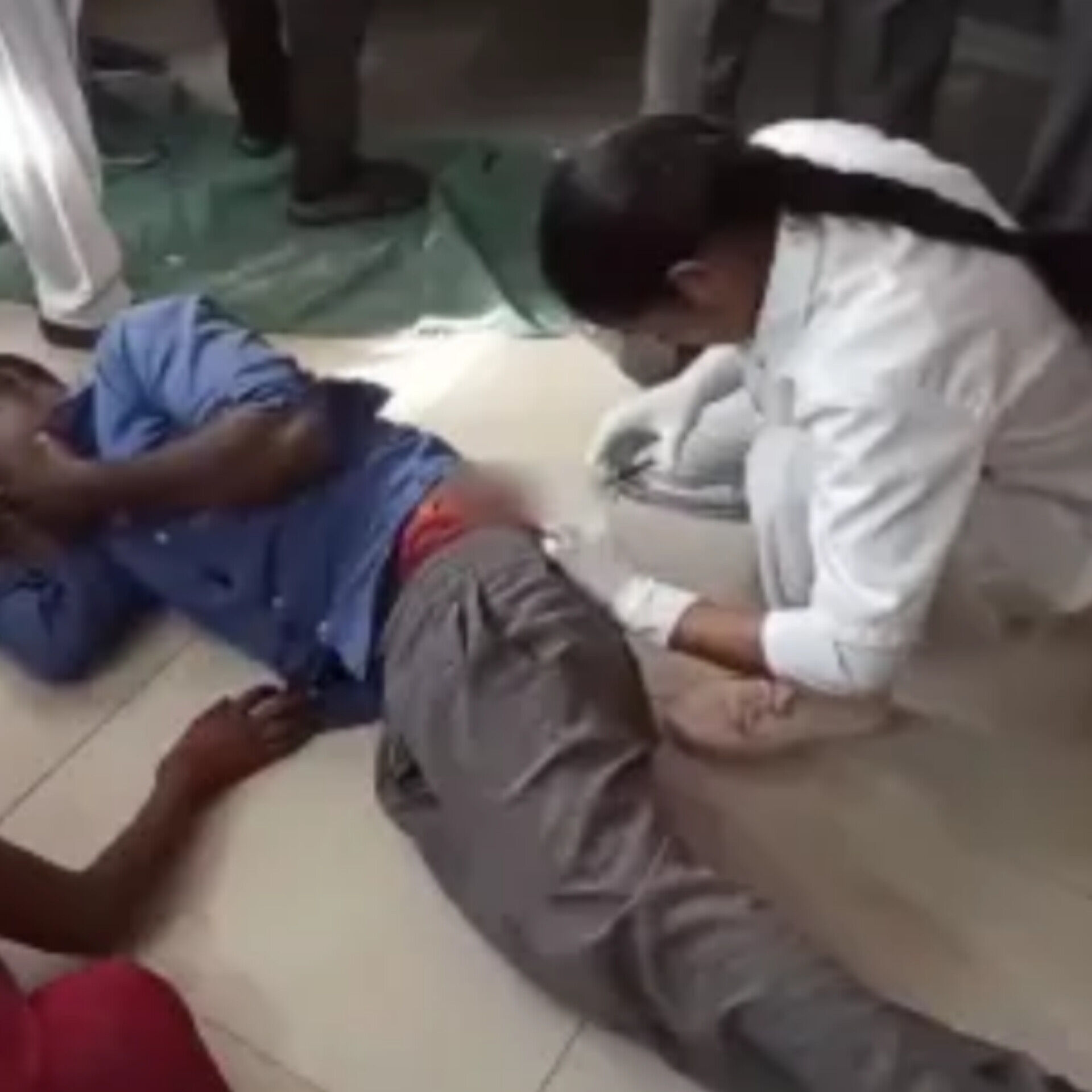 सीतापुर में स्वास्थ्य व्यवस्था बदहाल, मरीजों को जमीन पर लेटाकर किया जा रहा इलाज, वीडियो वायरल