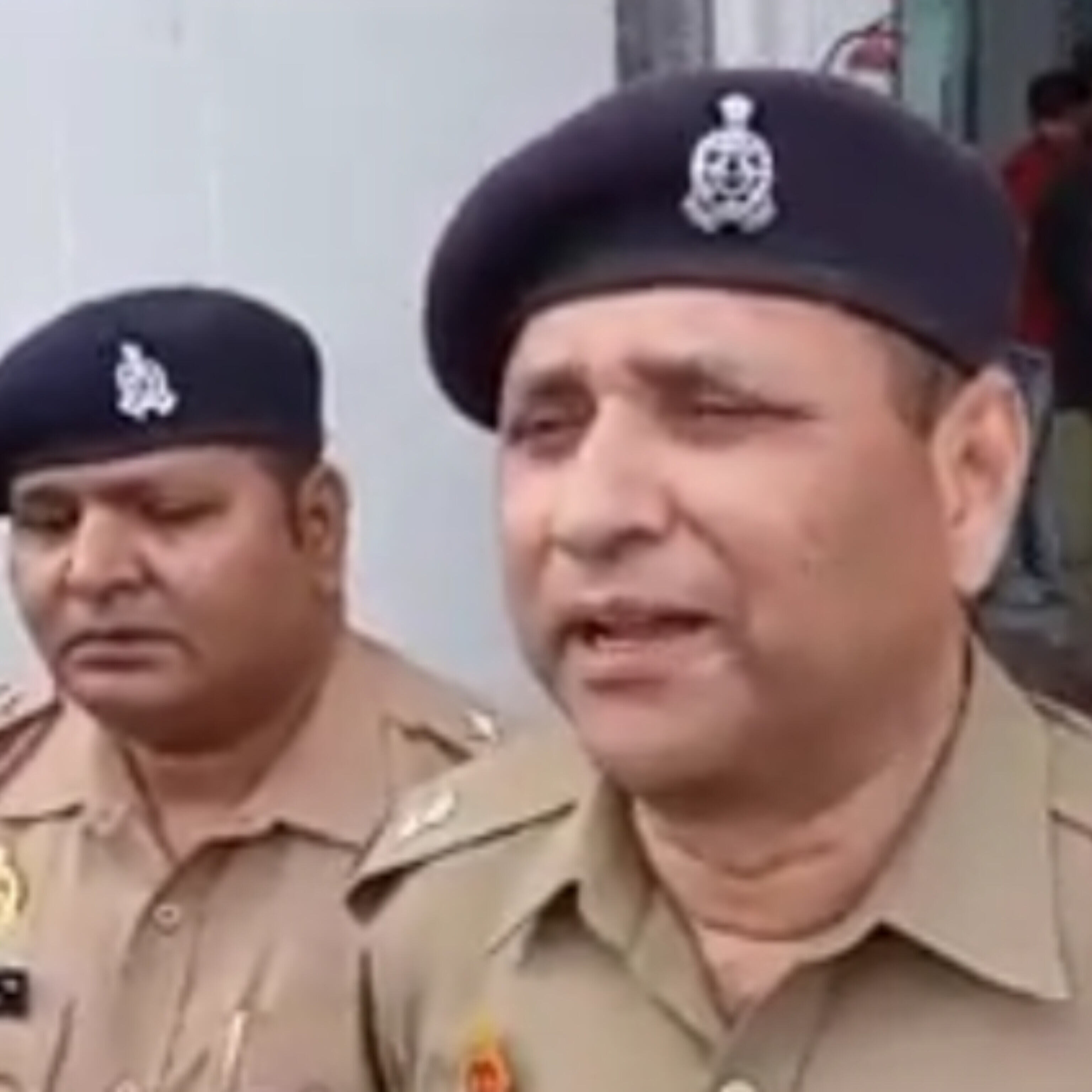 शामली-सहारनपुर मार्ग पर टैंकर की टक्कर से तीन पुलिसकर्मी घायल