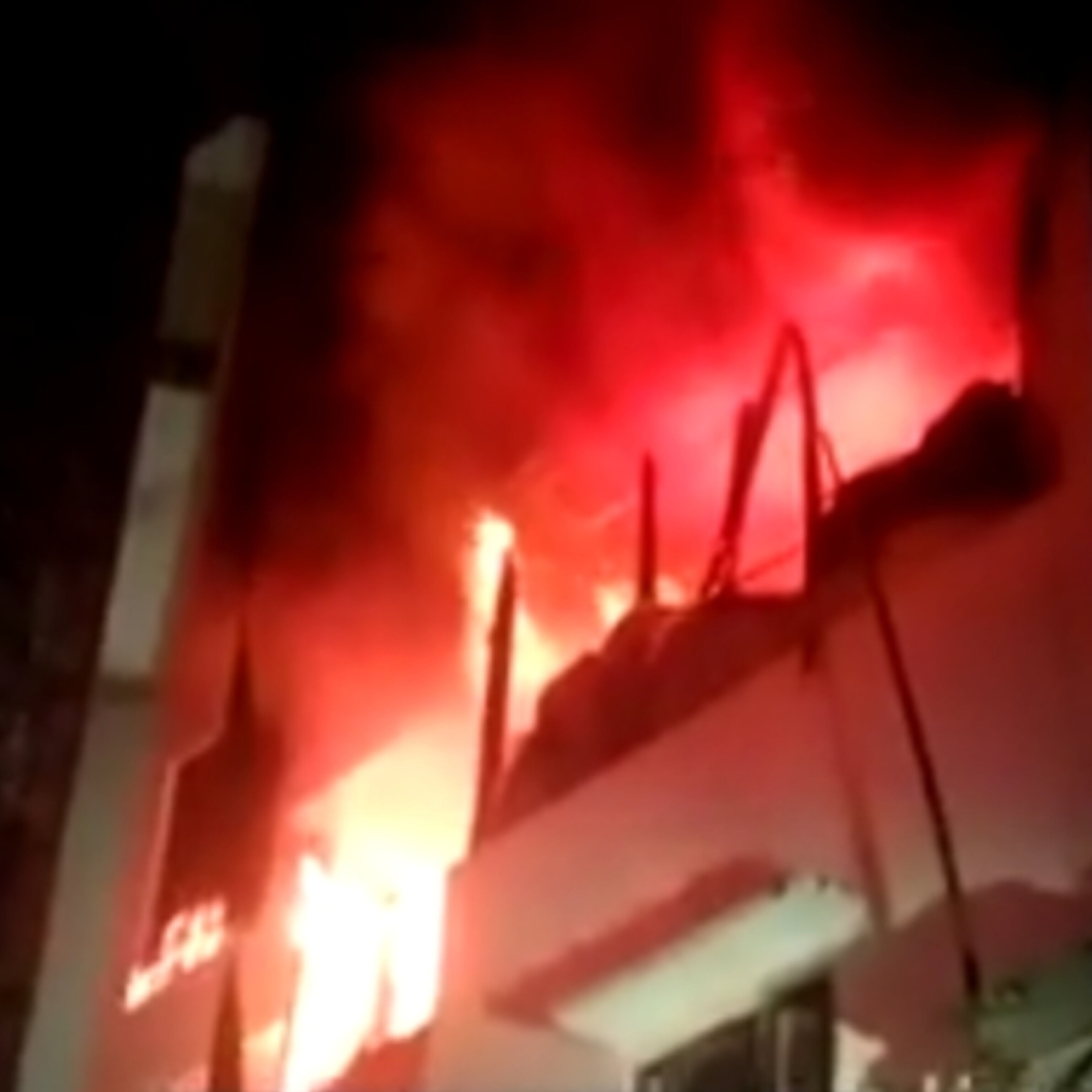 वाराणसी के रवींद्रपुरी में बहुमंजिला मकान में शॉर्ट सर्किट से आग, दमकल की गाड़ियां मौके पर