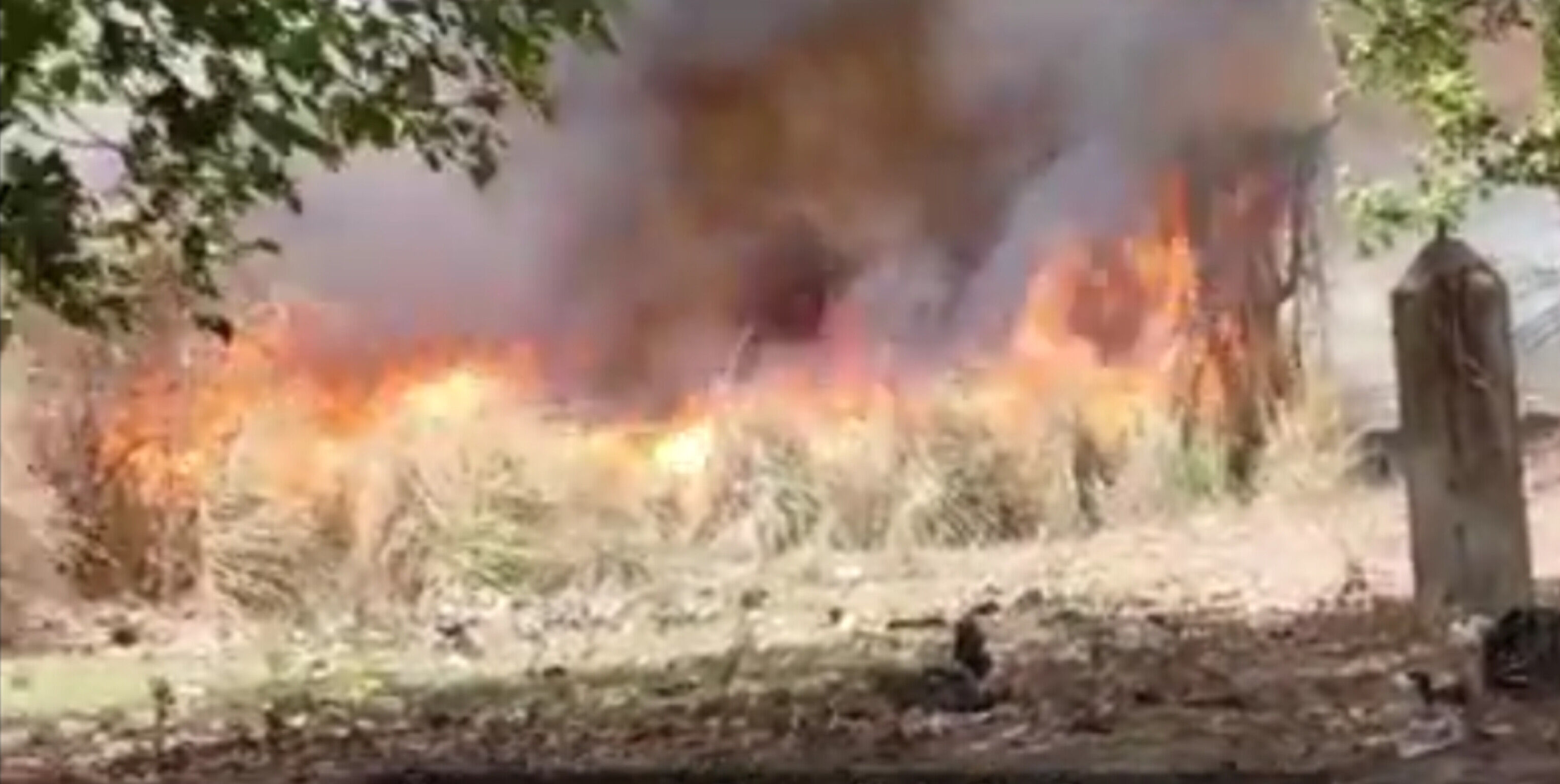 मऊ में पॉवर हाउस में आग, आसपास के क्षेत्र में तबाही