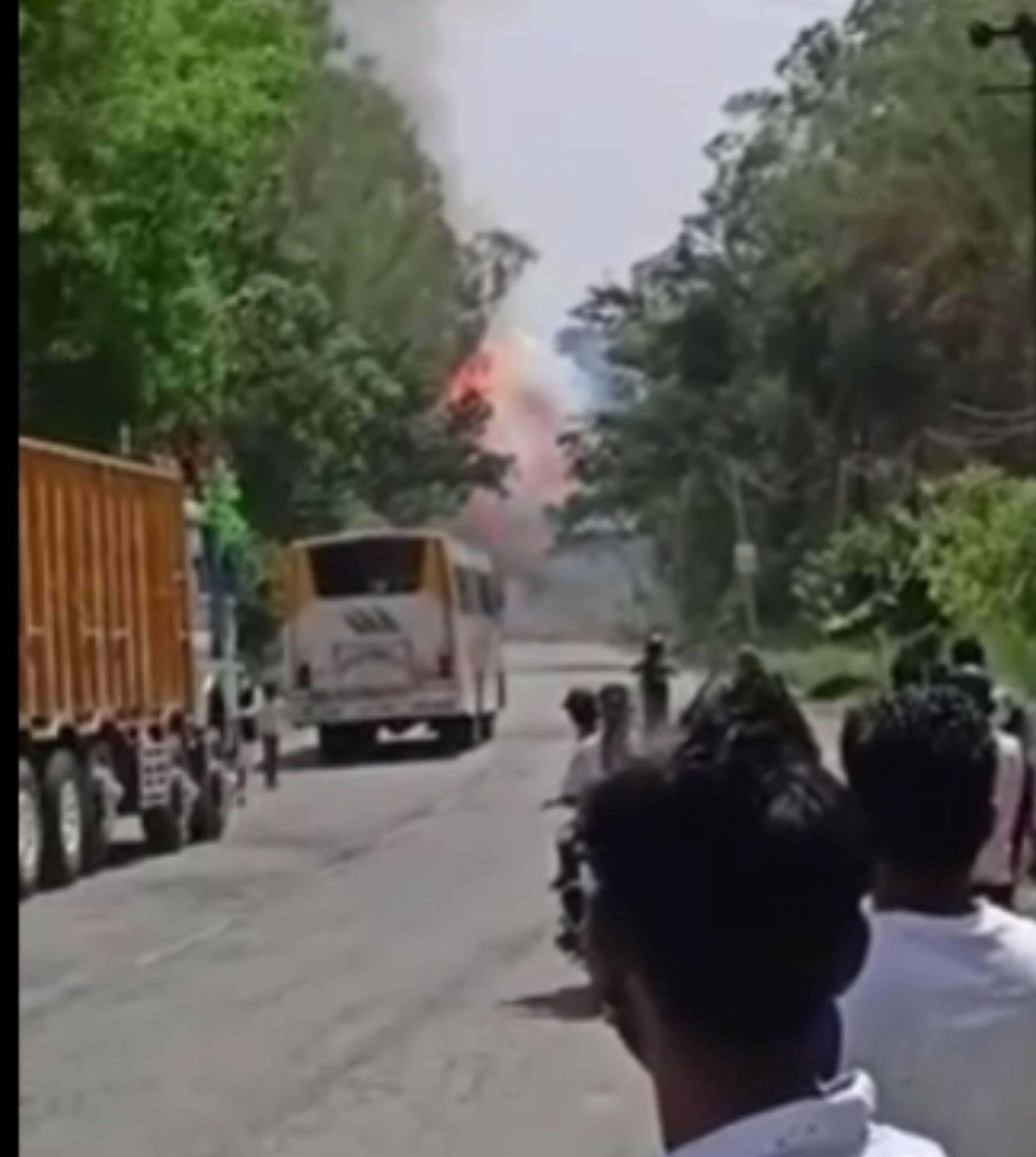 मुरादाबाद-काशीपुर मार्ग पर ट्रक में आग, सिलेंडर फटने से मची अफरा-तफरी